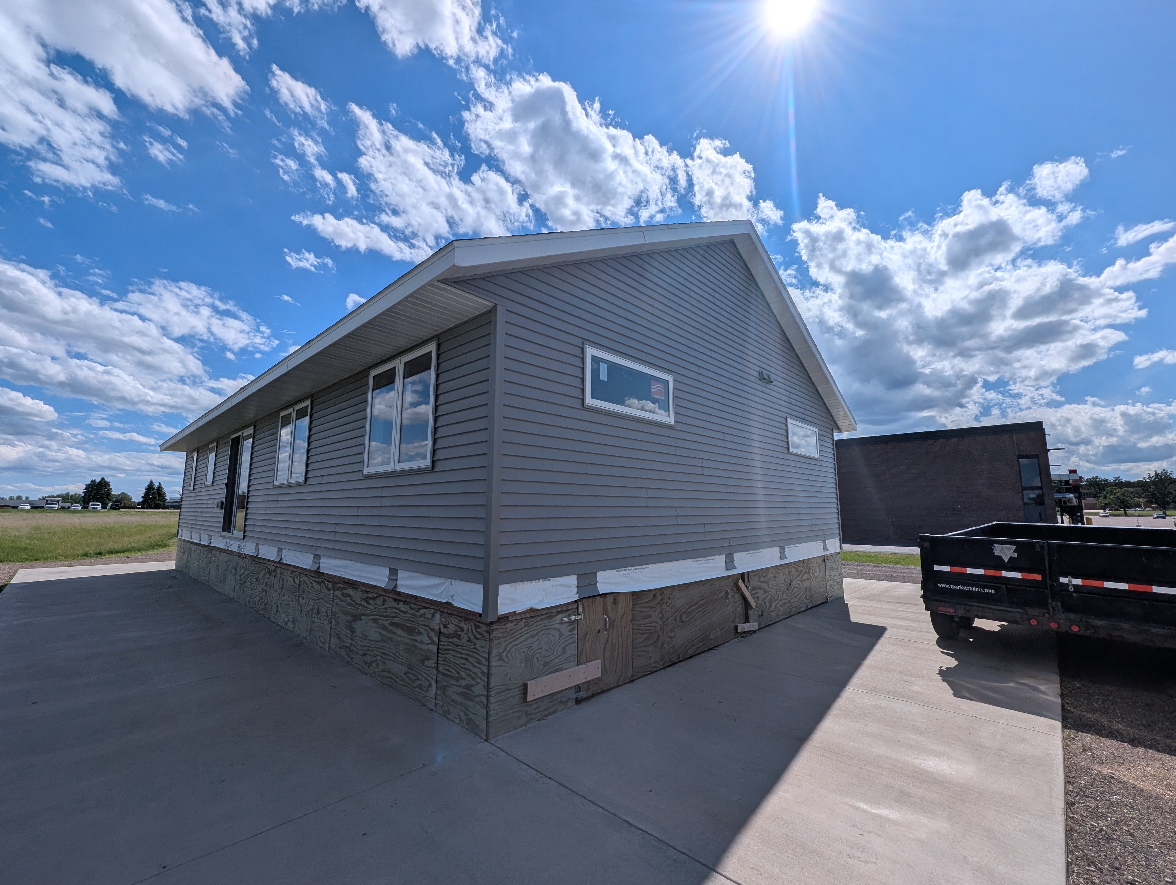 Rear/side corner view.