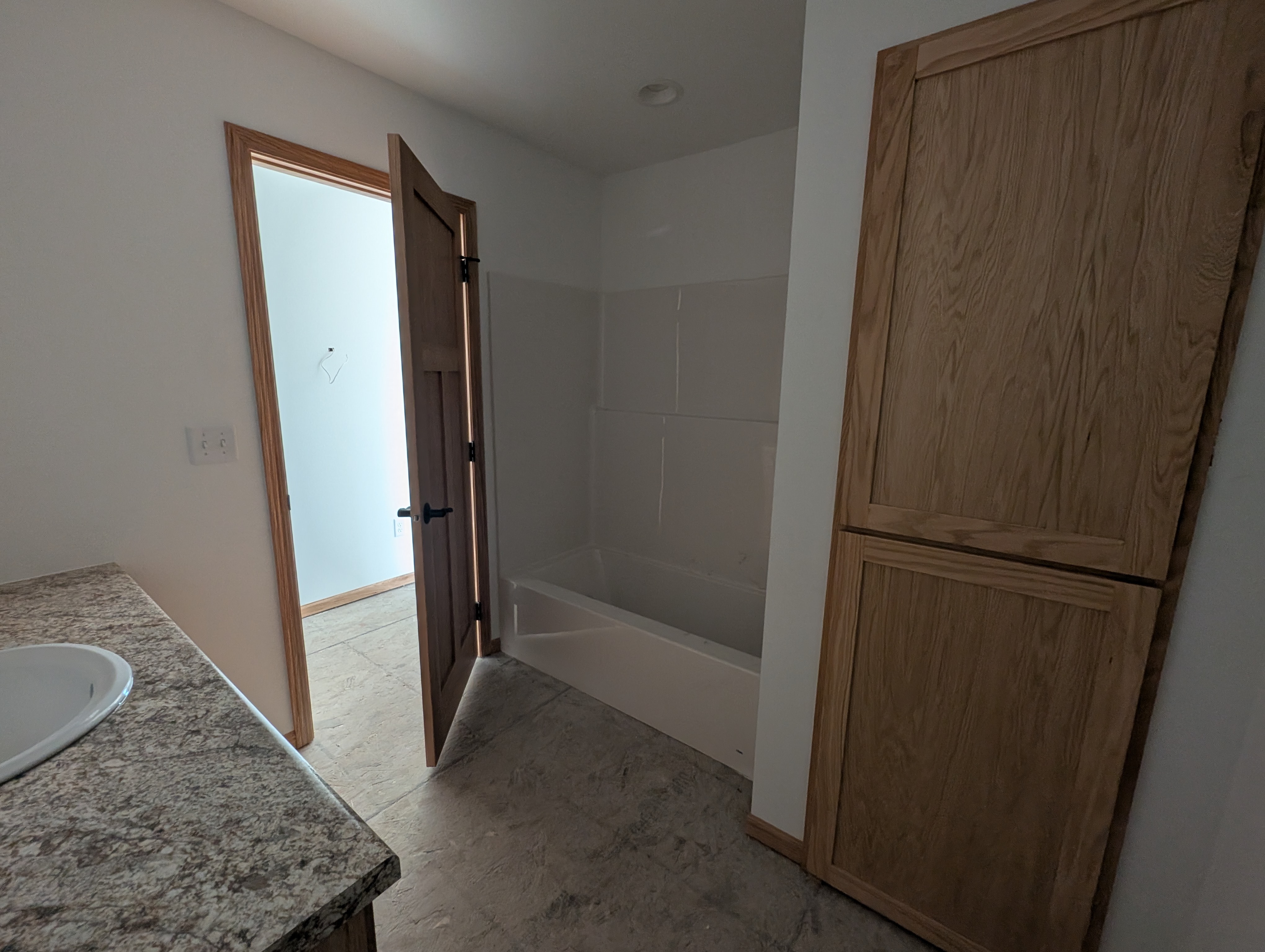 Full bathroom off main hallway.